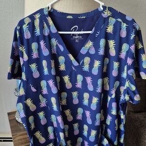XL SCRUB TOP. WORN A HANDFUL OF TIMES. Colorful Pineapple Print